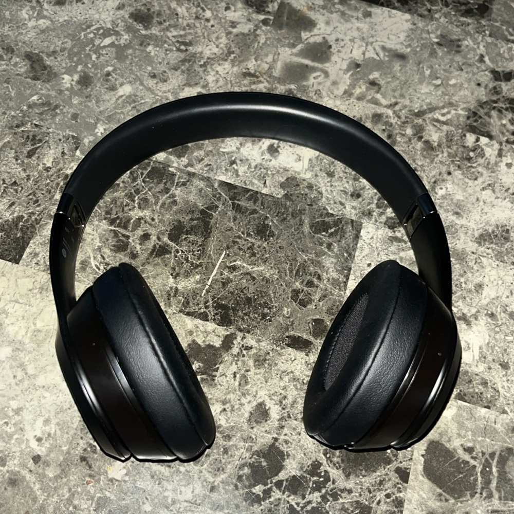beats solo 4’s all black